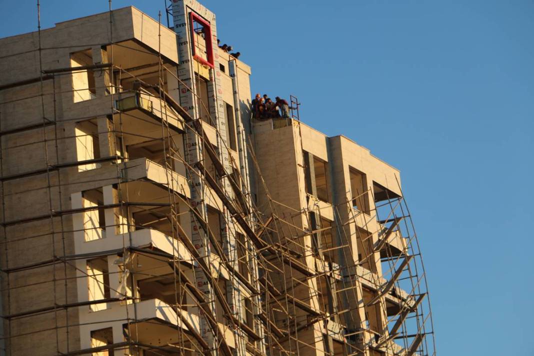 İnşaat iskelesi çöktü, işçiler iple hayata tutundu 7